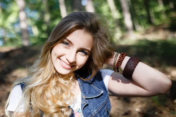 Orman zam genç hippi kız