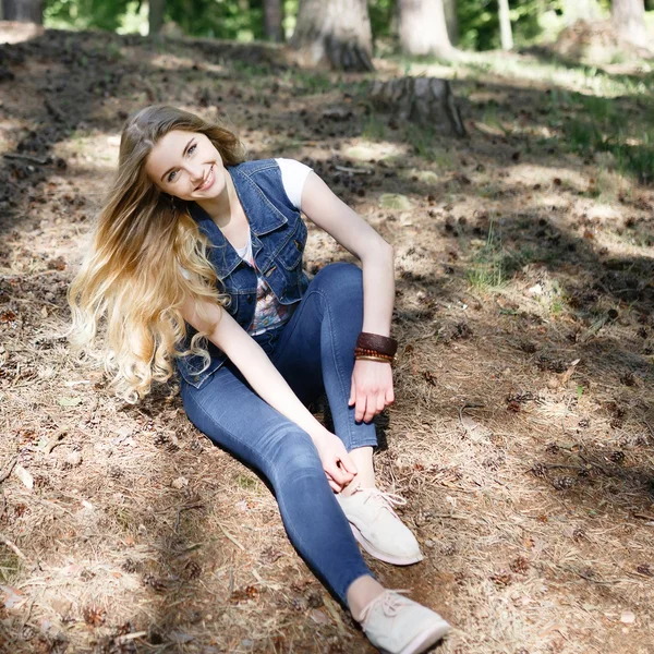 Νέοι hipster κορίτσι στην πεζοπορία στο δάσος — Φωτογραφία Αρχείου