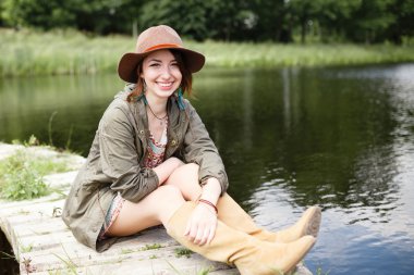 Şapkaya poz güzel kız portresi parlak şık yaşam tarzı.