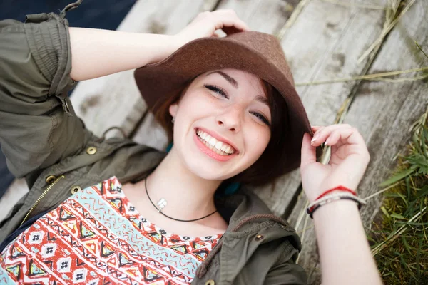 Şapkaya poz güzel kız portresi parlak şık yaşam tarzı.