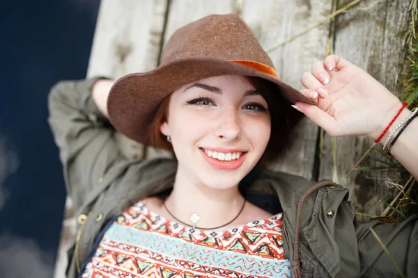 Bright stylish lifestyle portrait of pretty girl posing at hat. — Stock Photo, Image