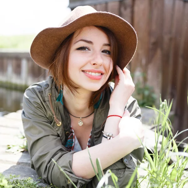 Bright stylish lifestyle portrait of pretty girl posing at hat. — Stock Photo, Image