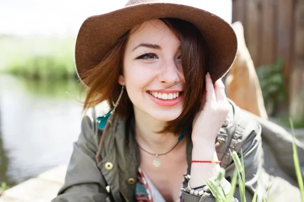 Bright stylish lifestyle portrait of pretty girl posing at hat. — Stock Photo, Image