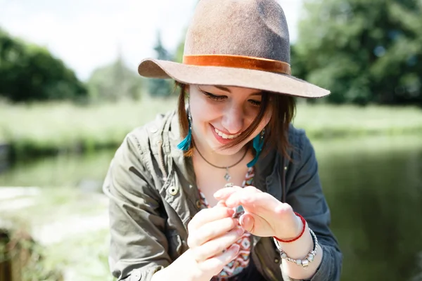 Bright stylish lifestyle portrait of pretty girl posing at hat. — Stock Photo, Image