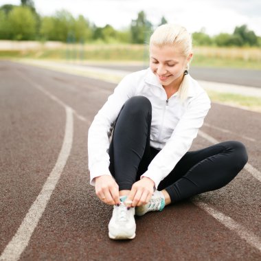 Atletik kadın akşam koşu.