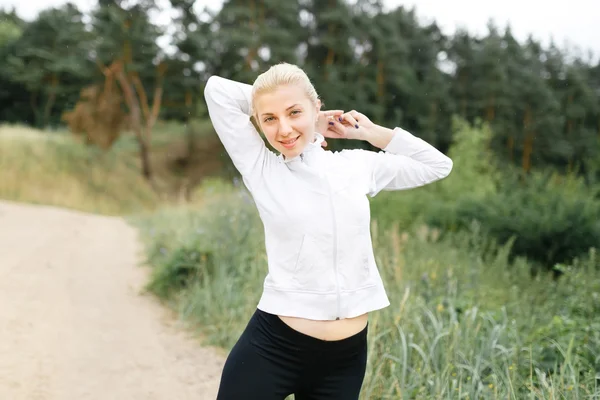 Athletic woman jogging in the evening. — Stock Photo, Image