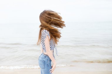 Deniz plaj güzel şık kız