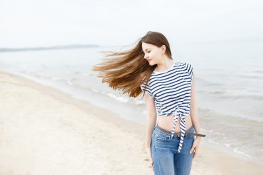 Deniz plaj güzel şık kız