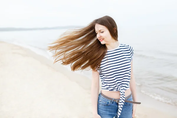 Menina elegante bonita na praia do mar — Fotografia de Stock