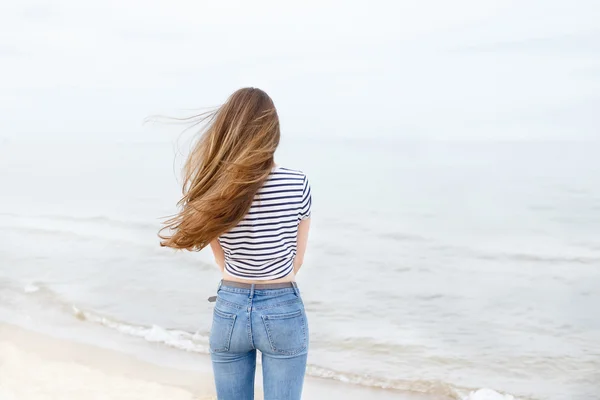 Deniz plaj güzel şık kız — Stok fotoğraf