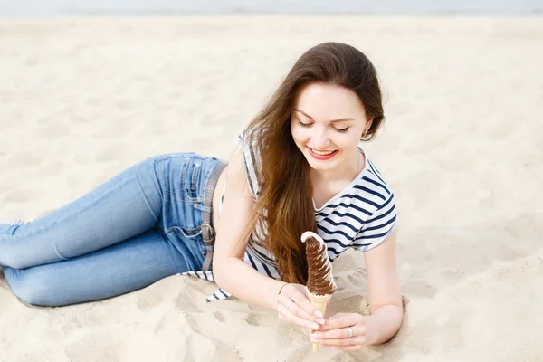 Schönes Mädchen am Meeresstrand mit Eis — Stockfoto