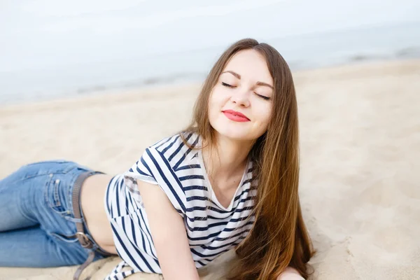 Schöne stilvolle Mädchen am Strand — Stockfoto