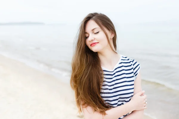 Deniz plaj güzel şık kız