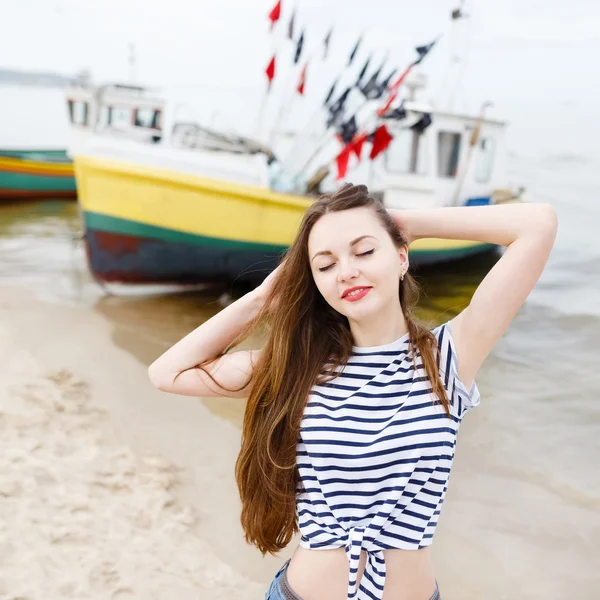 Menina elegante bonita no cais do mar — Fotografia de Stock