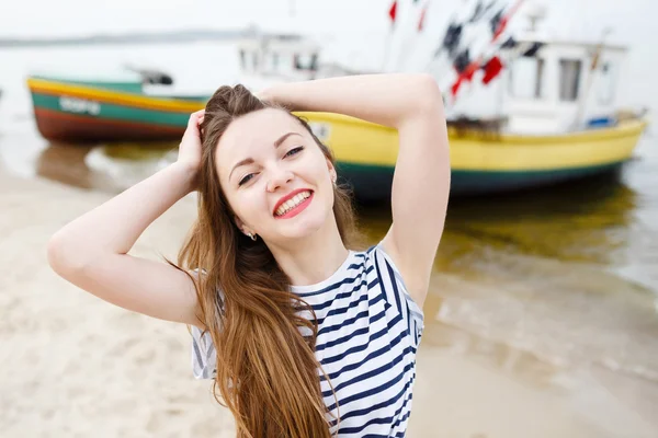 美丽时尚的女生在海码头 — 图库照片