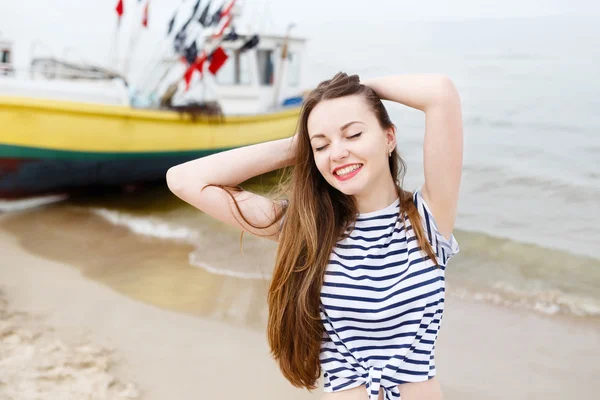 Szép stílusos lány: tengeri pier — Stock Fotó