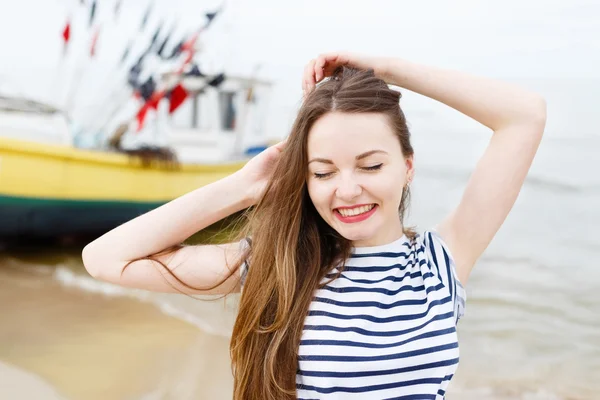 Beautiful stylish girl at sea pier — Stock Photo, Image