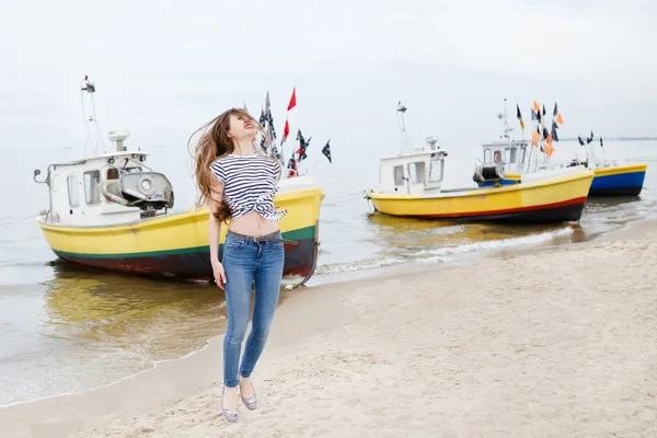 Gadis cantik bergaya di dermaga laut — Stok Foto