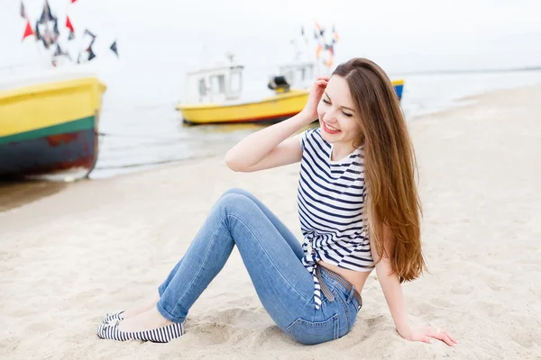 Krásná stylová holka na moři pier — Stock fotografie