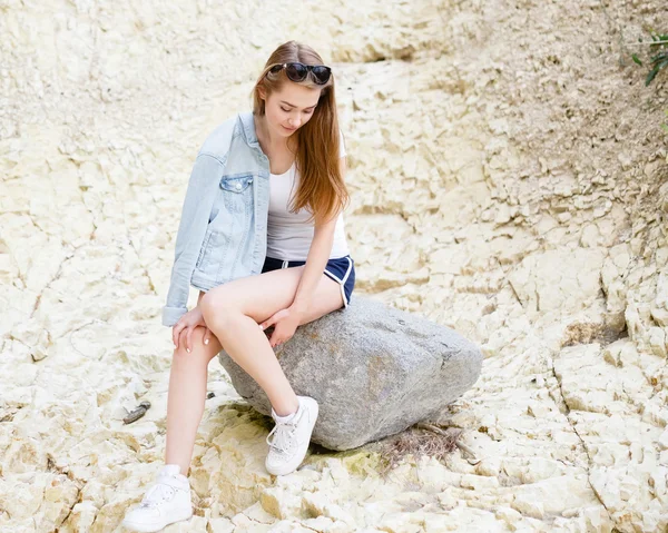 Caminhe emocional jovem dia de verão menina no parque florestal . — Fotografia de Stock