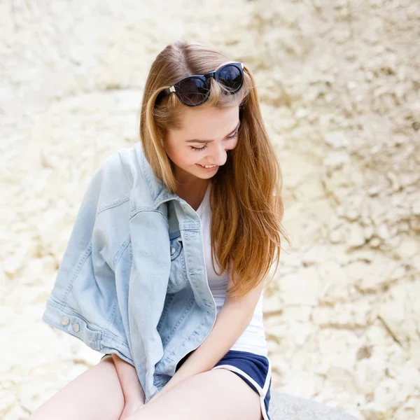 Прогулка эмоциональный молодой девушки летний день в лесном парке . — стоковое фото