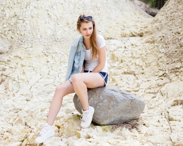 Wandeling emotionele jonge meisje zomerdag in het forest park. — Stockfoto