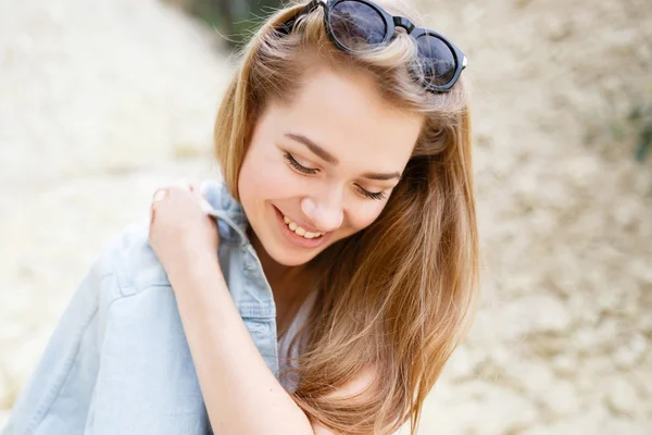 Caminhe emocional jovem dia de verão menina no parque florestal . — Fotografia de Stock