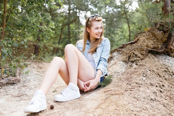 Με τα πόδια συναισθηματική κοπέλα καλοκαιρινή μέρα στο δασικό πάρκο. — Φωτογραφία Αρχείου