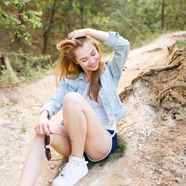 Séta érzelmi fiatal lány nyári nap, a forest park. — Stock Fotó