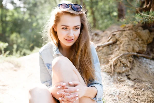 Walk emotional young girl summer day in the forest park. — Stock Photo, Image