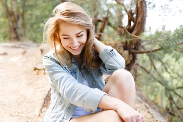 Duygusal genç kız yaz günü orman Parkta yürümek..