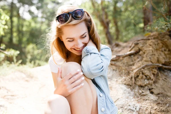 Caminhe emocional jovem dia de verão menina no parque florestal . — Fotografia de Stock