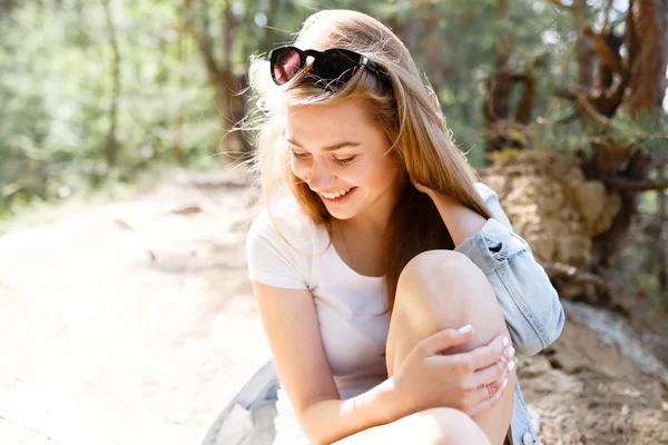 Walk emotional young girl summer day in the forest park. — Stock Photo, Image