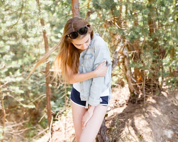 Walk emotional young girl summer day in the forest park. — Stock Photo, Image