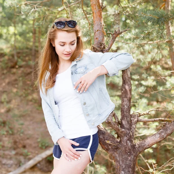 Duygusal genç kız yaz günü orman Parkta yürümek.. — Stok fotoğraf