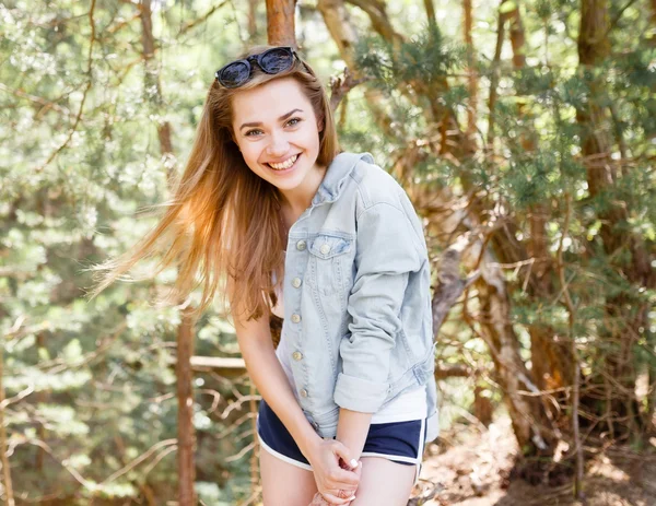 Caminhe emocional jovem dia de verão menina no parque florestal . — Fotografia de Stock