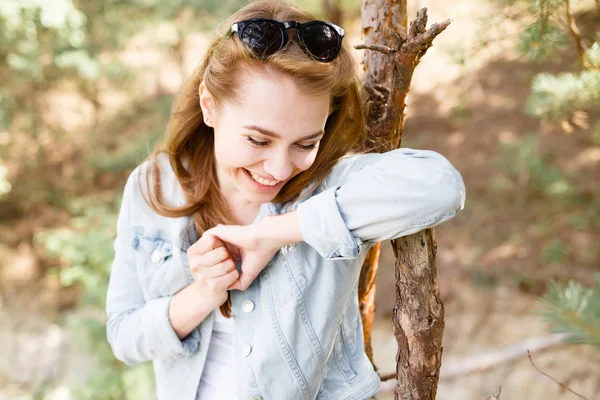 Wandeling emotionele jonge meisje zomerdag in het forest park. — Stockfoto