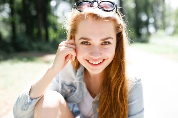 Walk emotional young girl summer day in the forest park. — Stock Photo, Image