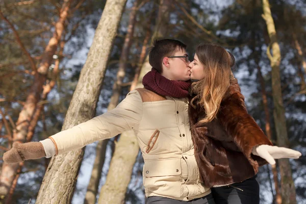 Inverno passear a menina eo cara — Fotografia de Stock