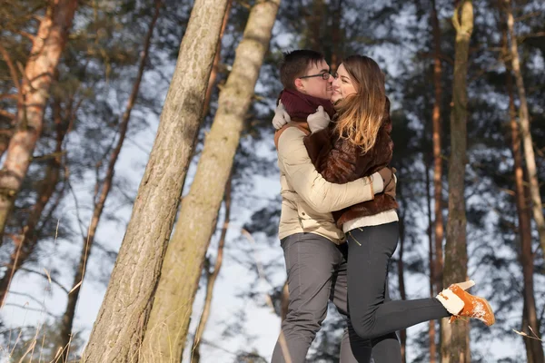 Inverno passear a menina eo cara — Fotografia de Stock