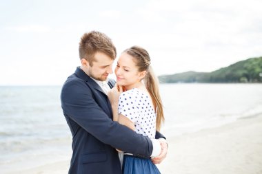 Avrupa çift birbirlerine sarılma deniz sahilde rahatlatıcı