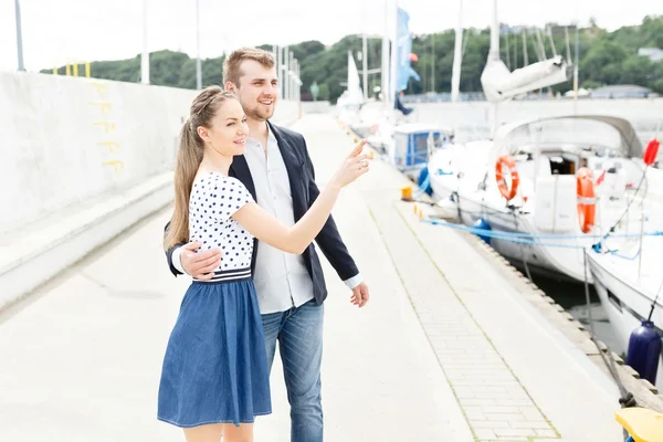 Europese paar ontspannen op het strand van de zee knuffelen elkaar — Stockfoto