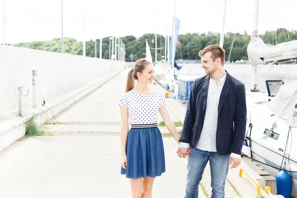 Europese paar ontspannen op het strand van de zee knuffelen elkaar — Stockfoto