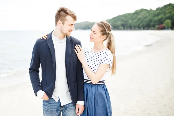 Pareja europea relajándose en la playa de mar abrazándose —  Fotos de Stock