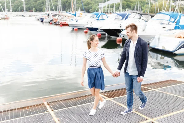 Europese paar ontspannen op het strand van de zee knuffelen elkaar — Stockfoto