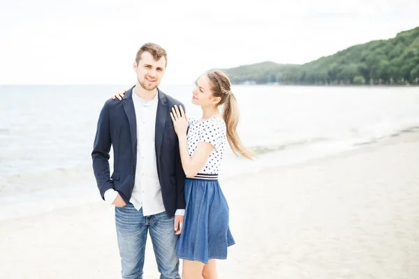 Couple européen se relaxant sur la plage de la mer s'embrassant — Photo