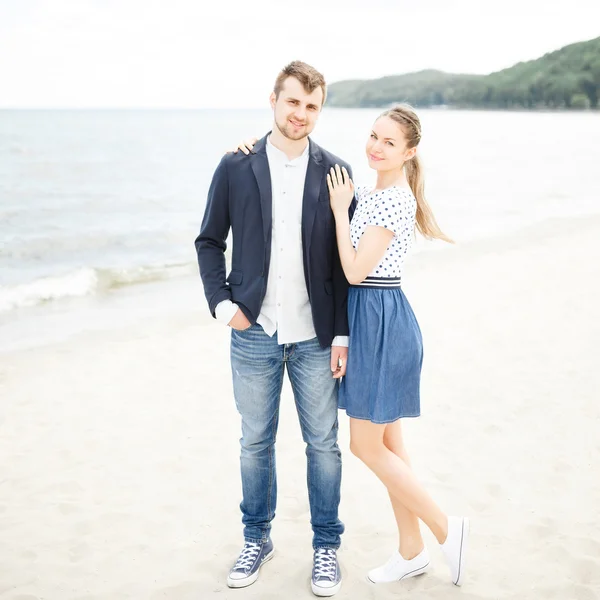 Evropský pár relaxační na mořské pláži, objímaly — Stock fotografie