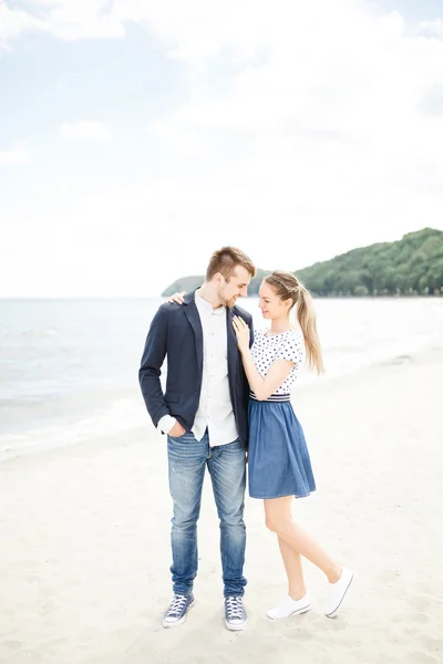 Couple européen se relaxant sur la plage de la mer s'embrassant — Photo