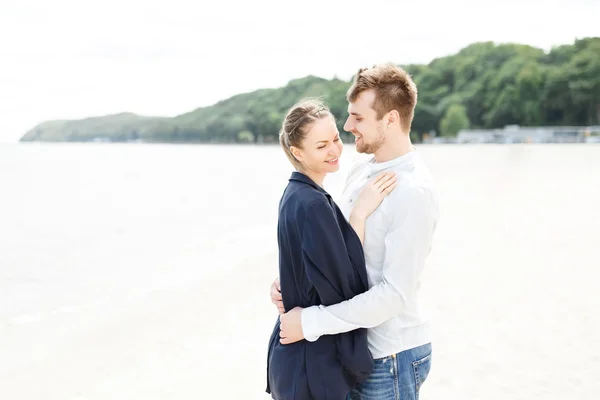 Pareja europea relajándose en la playa de mar abrazándose —  Fotos de Stock