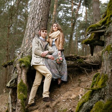 Aşık bir çift. Sonbahar Parkı. Kantristile yürüyün .